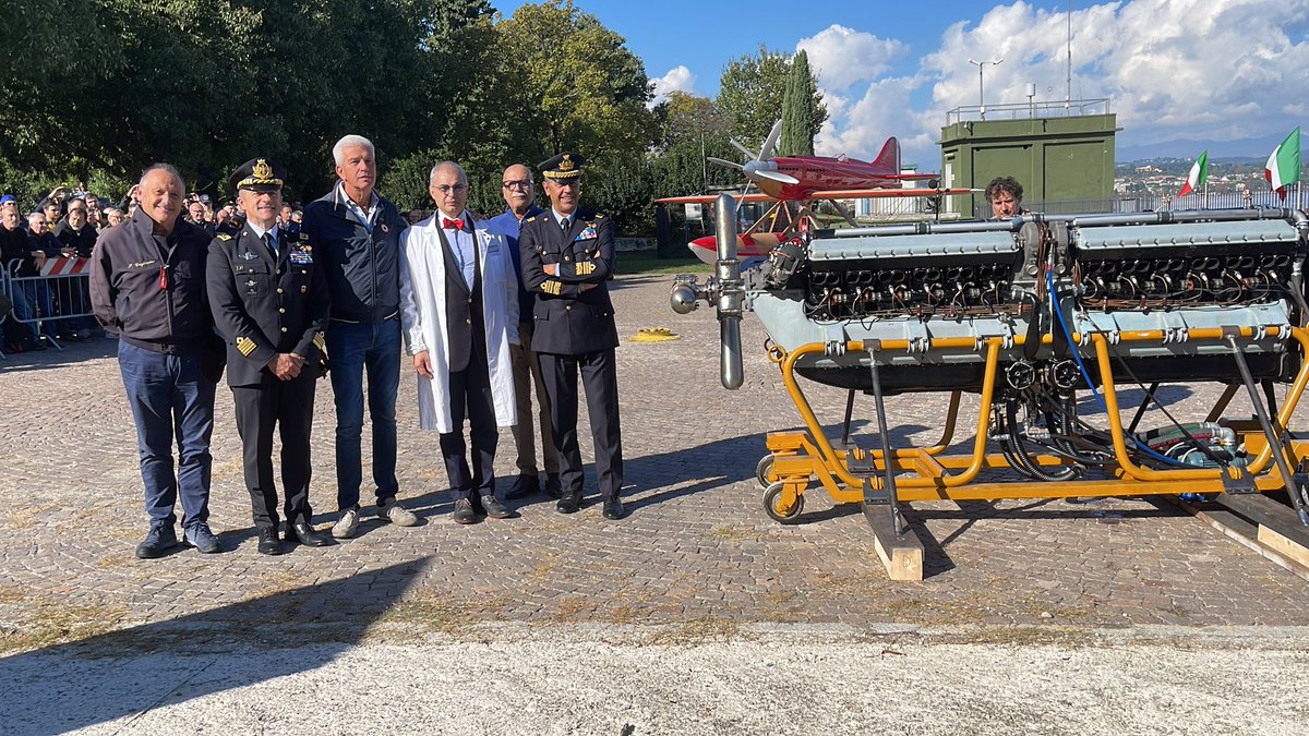 CapPopolare's tweet photo. Un evento straordinario all’idroscalo di #DesenzanodelGarda, la rimessa in moto, dopo 90 anni, del motore del’#idrovolante #MacchiCastoldi #MC72 con cui, nel 1934, il maresciallo #FrancescoAgello conquistò il #recorddelmondo di velocità tuttora imbattuto
.
#AeronauticaMilitare100 https://t.co/OuBan18JTu