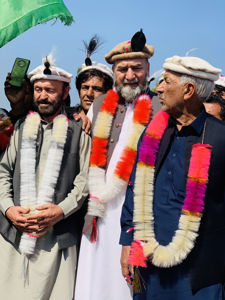 khannaseed2's tweet photo. گلگت بلتستان سے انجینیئر محمد انور اوراکبر تابان اپنے قائد میاں محمد نواز شریف کا وطن انے پر دِلی استقبال کرنےکے لیے چلاس سکردو سے شائقین کا بڑامجمع لاہور مینار  پاکستان میں پہنچاہ اوراپنے محبوب قائد کو دیکھ کر ان کو سن کر یقین کر کے وہاں سے واپس گئے۔ 
@MaryamNSharif https://t.co/GZnjYqnoyF