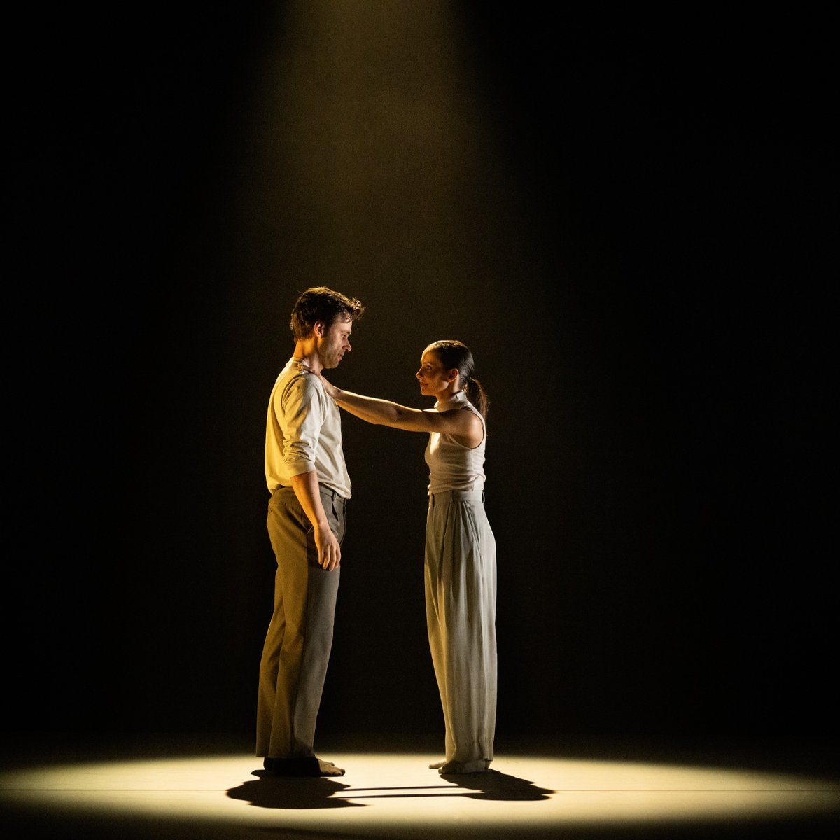 rbo_org's tweet photo. Love story 🤝 vivid theatrical experiment

The Royal Ballet's The Limit, a must-see adaptation of the acclaimed play 'Lemons Lemons Lemons Lemons Lemons' is now open in the Linbury. Here's a first glimpse

🎟️ https://t.co/UorxAKVNib https://t.co/S4E9tDhbPN