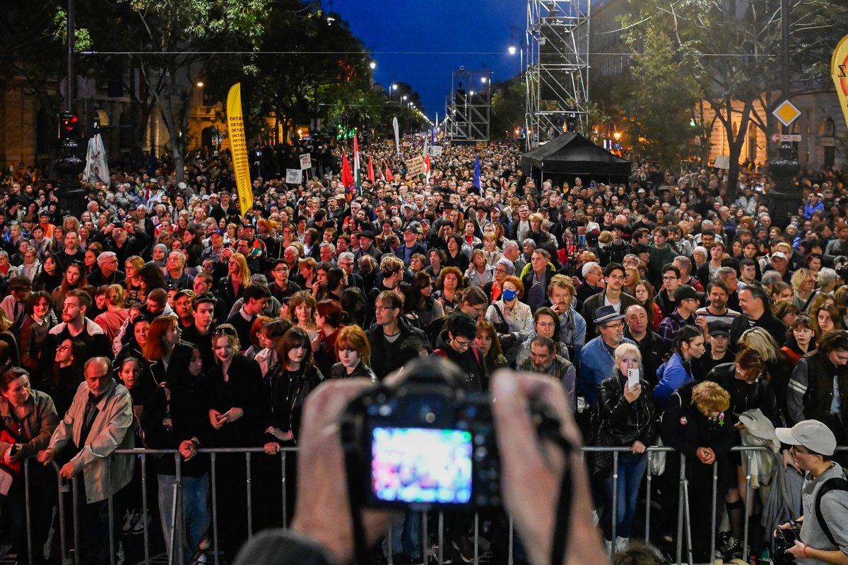 Telexhu's tweet image. On the anniversary of the 1956 revolution, 1000s gathered in BP to demand education reform. Speakers blamed the government for conditions in education, and BP mayor Karácsony said "We won't give up on our homeland being the shared home of equal citizens, a republic again."