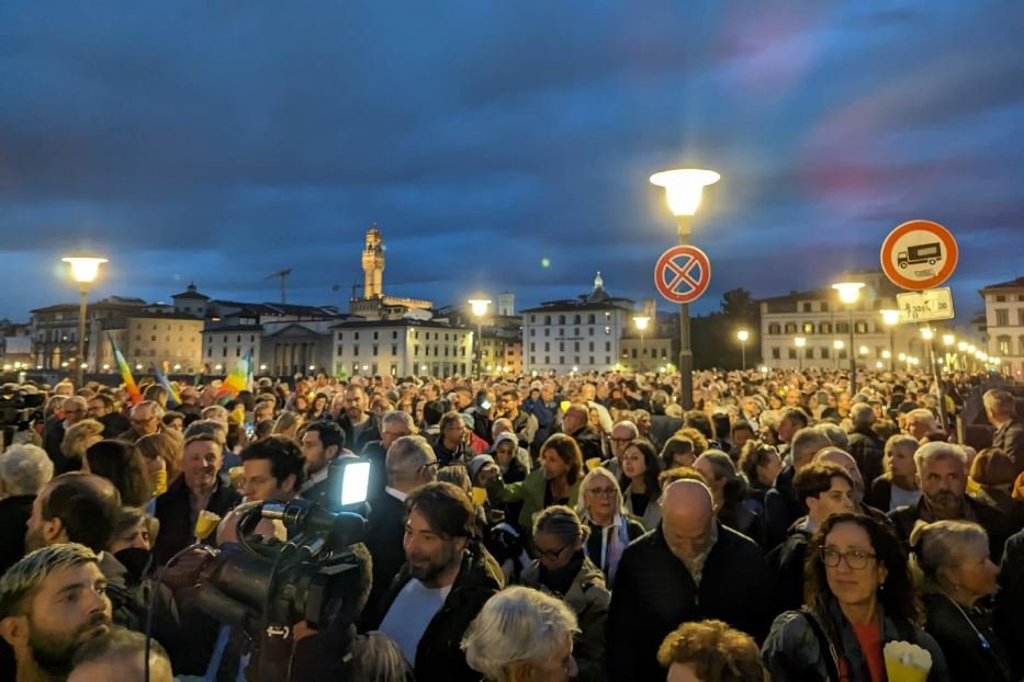 galatacla's tweet photo. Ebrei e musulmani insieme lungo le vie di Firenze, su invito di @bernardogianni, abate di San Miniato al Monte, ispiratosi alla profezia di pace del sindaco “santo” Giorgio #LaPira, per spezzare insieme la catena dell'odio. Importante partecipazione della cittadinanza fiorentina. https://t.co/hRFTyJ4Yzu