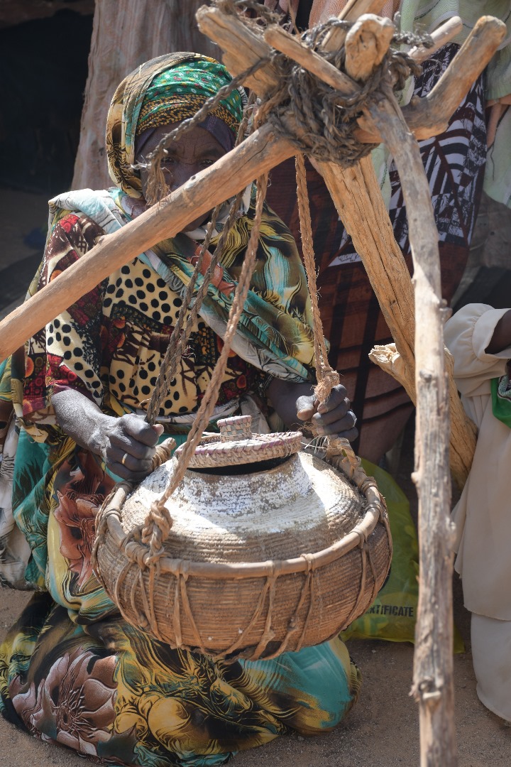 Almardi93's tweet photo. Les #femmes des zones rurales sont celles qui nourrissent les citadins à travers leur savoir-faire et leur dynamisme. Nous sommes à Kariyari, localité distante à plus de 1500km de #NDjamena. #Tchad #Ennedi #tourism https://t.co/CWMXX4dTo9