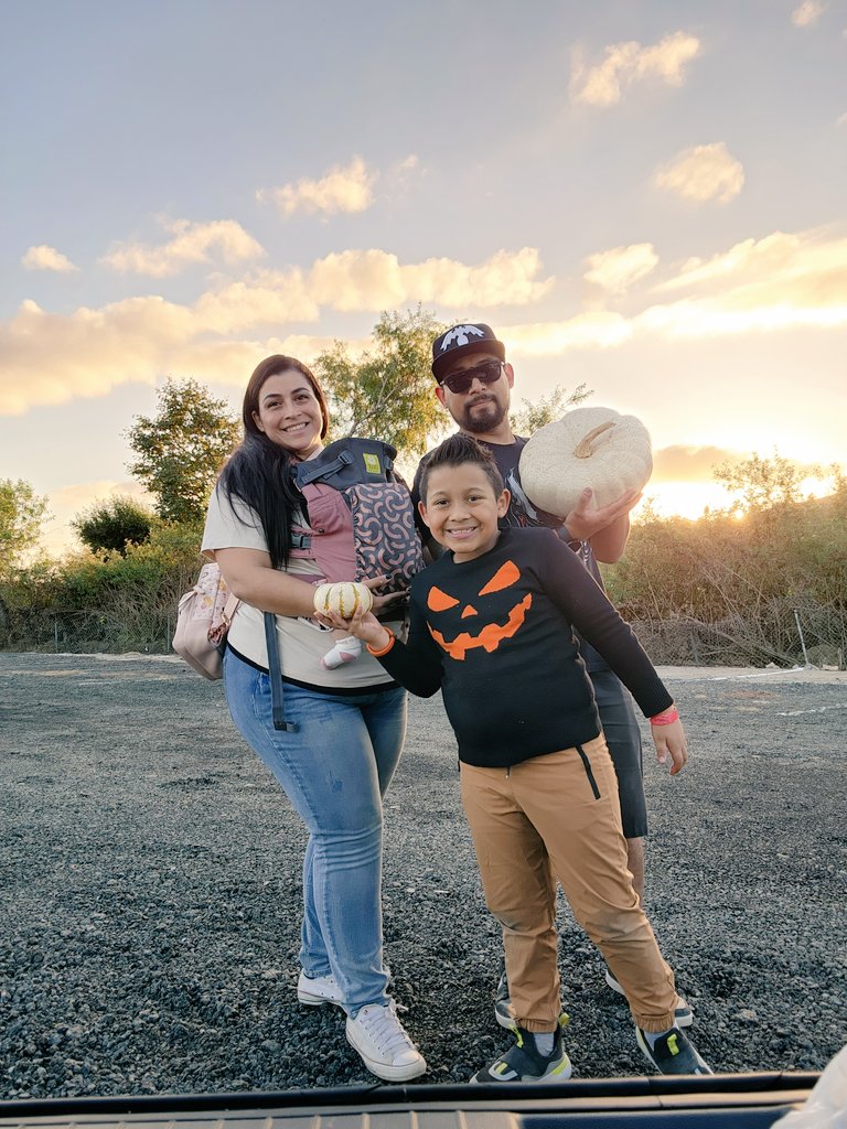 mrscavazos_'s tweet photo. Baby's 1st Pumpkin Patch 🎃 https://t.co/UWB6pdQJvC