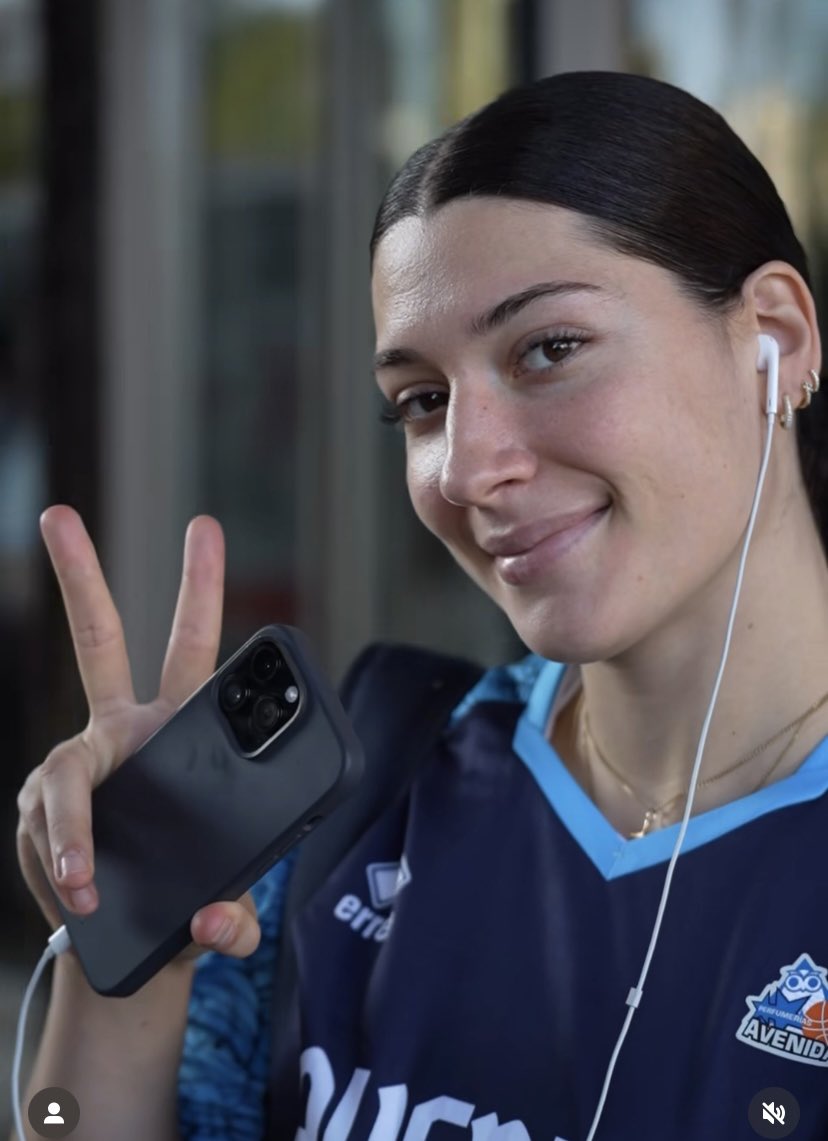 jmcille's tweet photo. Ánimo FAS 💙 The QUEEN 👑
Estamos CONTIGO @FasoulaMariella
@CBAvenida
#AnimoFas #FasContigo
#Aveniders #MareaAzul https://t.co/fTBVR76Yrg