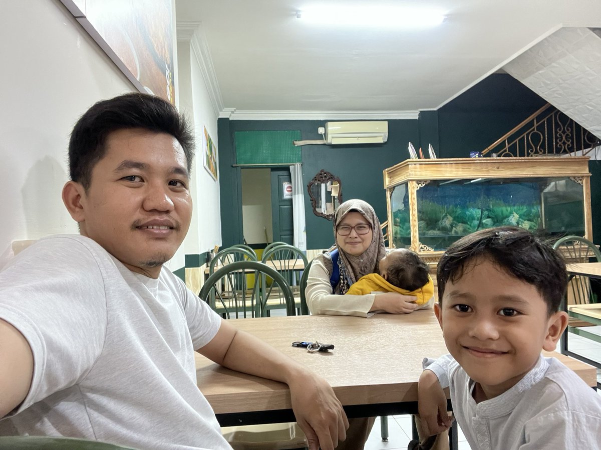 idhafarida87's tweet photo. Berempat tp tetep saya sendiri ☺️ https://t.co/Q3QNcUj72e
