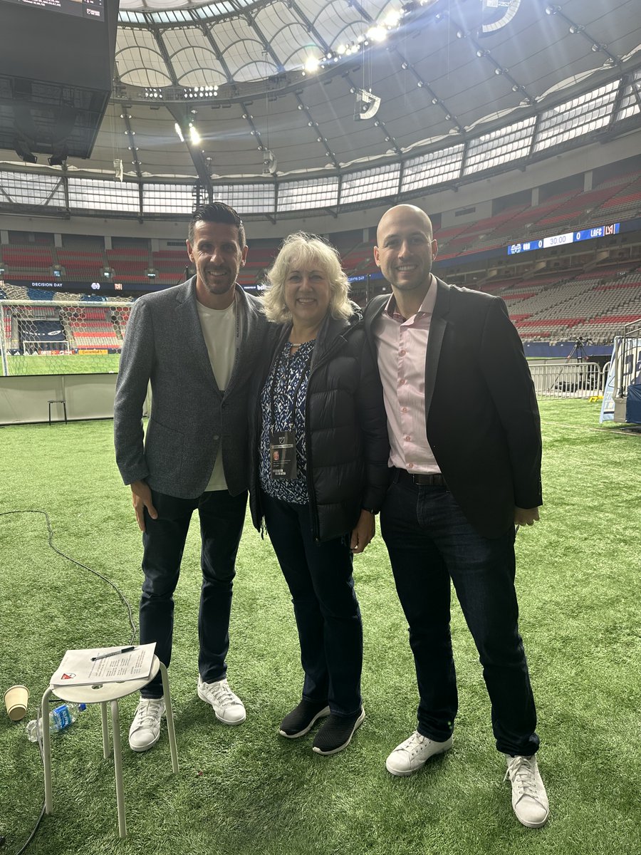 L'équipe francophone du Jour Décisif à Vancouver. @SebastienLeToux et notre productrice Joanne. 🎙️ Et maintenant, profitez des playoffs!! ⚽️ (3/3)