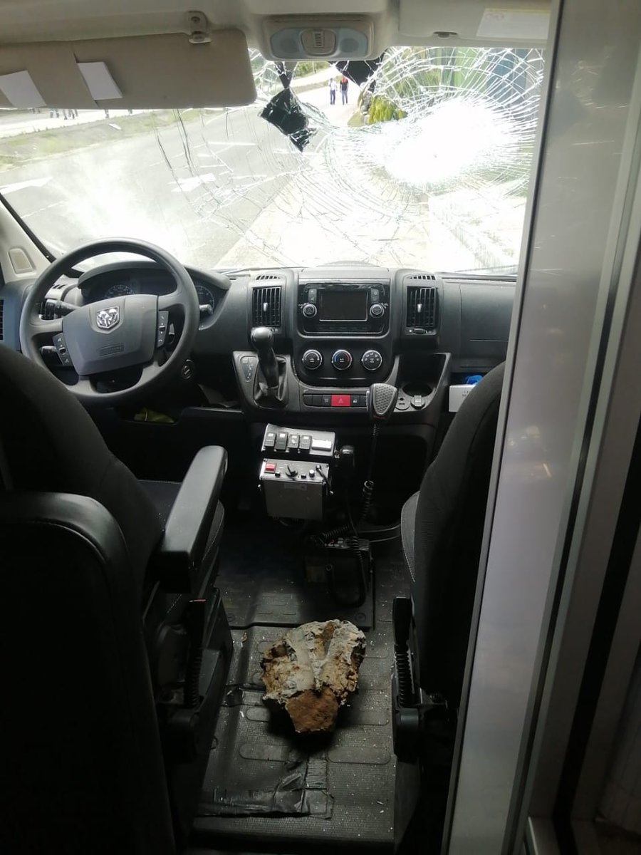 MINSAPma's tweet photo. El día de hoy,  fue vandalizada por manifestantes la única ambulancia que mantenía la Región de Salud de Panamá Norte, para el traslado pacientes, afectando el vidrio del frente y el vidrio de atrás del vehículo, dejando deshabilitada. https://t.co/dJdxhq1rKV