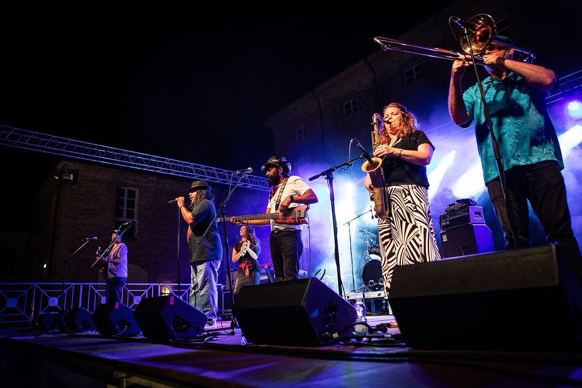 EasyStarAllStar's tweet photo. A little look back to our Italy tour in 2019. Italy has always been one of our favorite places to tour for may reasons, but mostly for the food! 🇮🇹
📷: roberta.paolucci
#EasyStarAllStars https://t.co/rfNLOrE128