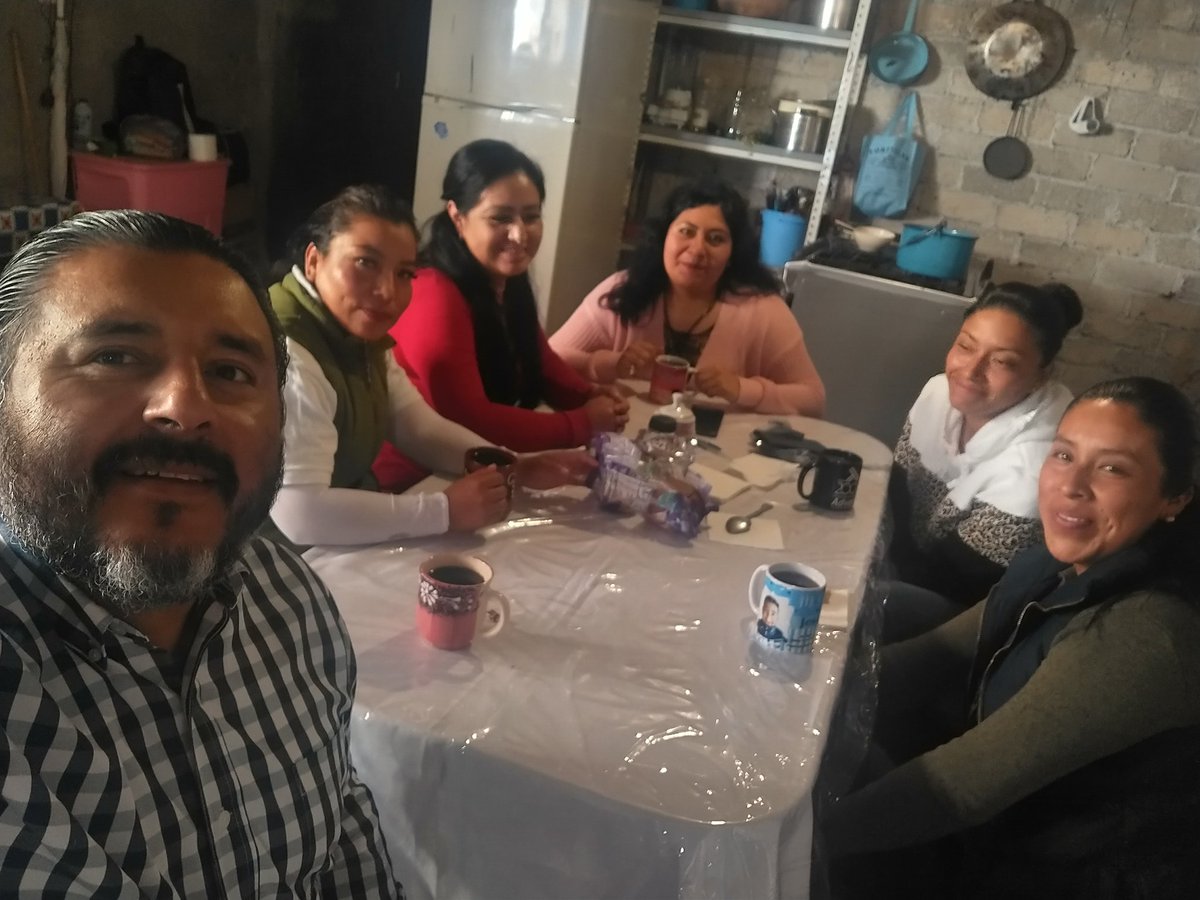 Cuando la confianza es alta, la comunicación es fácil, instantánea y efectiva.

Iniciando la semana con nuestras amigas #Delmacistas del bello # Ocoyoacac platicando, escuchando y tomando un rico café.

Mil gracias por su confianza #Distrito4 seguimos 

Bendecida semana!!🙏🤟🤗