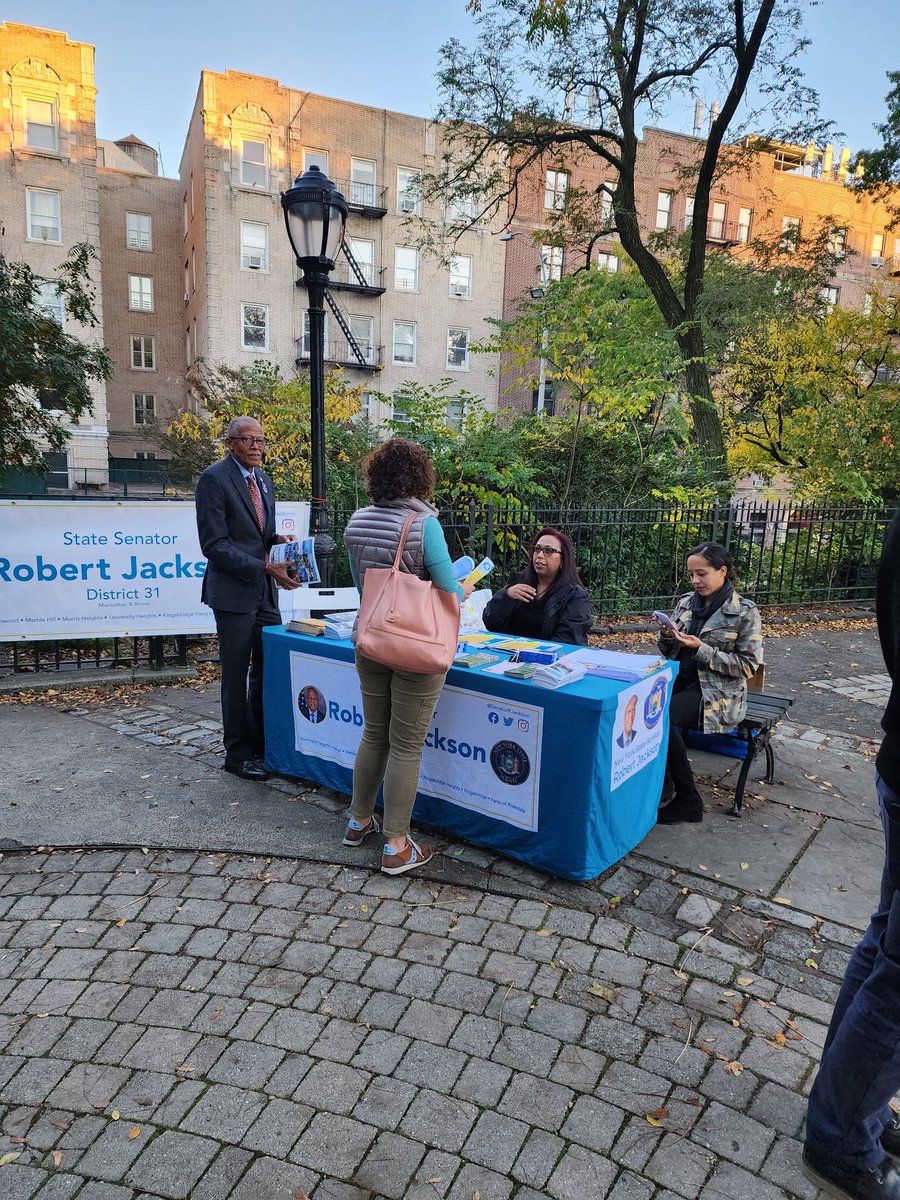 #TeamJackson had another successful Senator On Your Corner event today. I had the opportunity to address constituents' concerns and listen to their ideas at Bennett Park in the Heights. Thank you for your engagement! #CommunityFirst #ActionJackson #District31