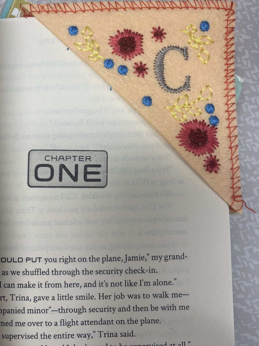 amusebook's tweet image. Thank you, @MaylemNava and Family, for this thoughtful and beautifully handcrafted bookmark for #CanadianLibraryWorkersDay! 🇨🇦📕