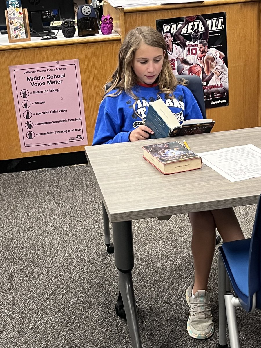 NoeCougLibrary's tweet photo. #caughtreading 💙🖤💙🖤 @Johnson_Jaguars @Dr_RKBranch @Dontdoubtknipp @MsStevenson27 https://t.co/rWMBeUFwmd