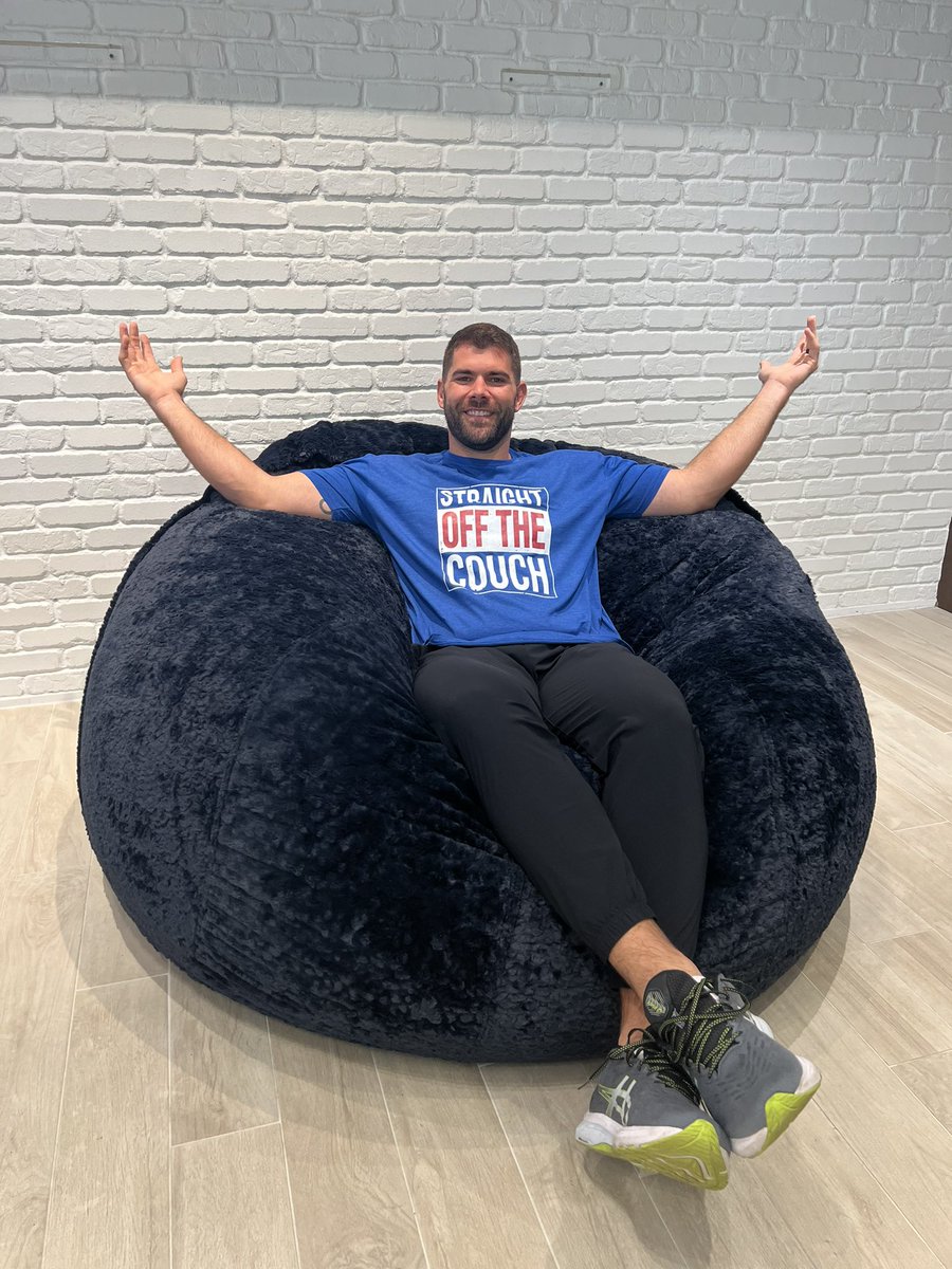 JustinPugh's tweet photo. Straight off the couch 🤝 straight to the @lovesac 🤝 straight to a Victory Monday #ad https://t.co/5r5bcmtBNZ