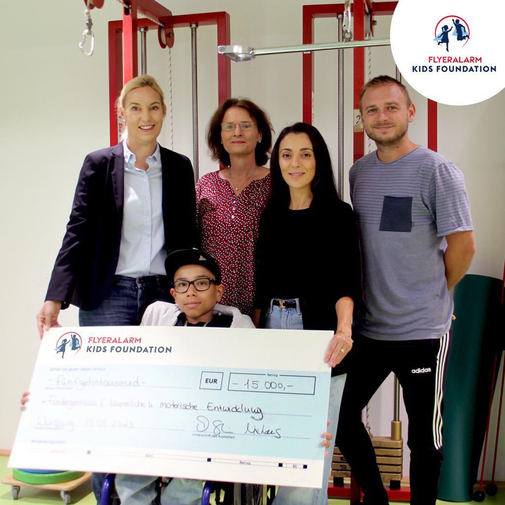 Hilfe, wo sie gebraucht wird! Die FLYERALARM Kids Foundation unterstützt erstes Förderprojekt mit 15.000 €. Das Förderzentrum f. körperliche und motorische Entwicklung am Heuchelhof WÜ unterstützt Sport- und Therapieangebote der Hans-Schöbel-Schule. 👉 fly.to/kf-ig