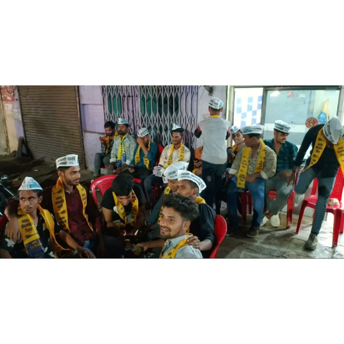 Arvindtomar91's tweet photo. आज नरयावली विधानसभा क्षेत्र के मकरोनिया एवं सदर क्षेत्र के वरिष्ठों और अधिक संख्या में युवा वर्ग ने आम आदमी पार्टी की रीति एवं नीति से प्रभावित होकर सदस्यता ग्रहण की।
@AAPMPOfficial https://t.co/XcNFQ3Zf50