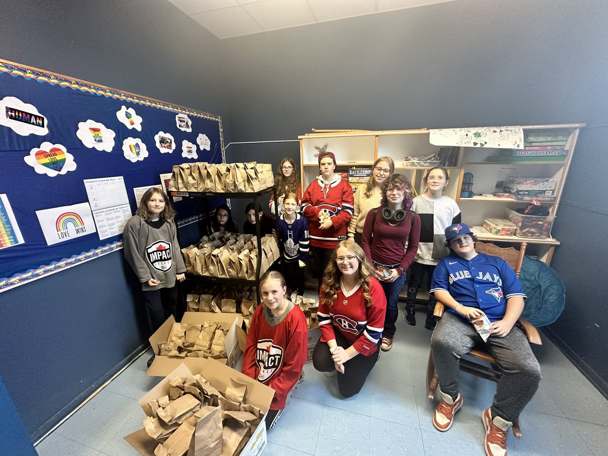 Fill some treat bags today! Looking forward to our Haunted High School on Saturday night! #dramaclub @SISNLESD <a href="/NLESDCA/">NLESD</a>