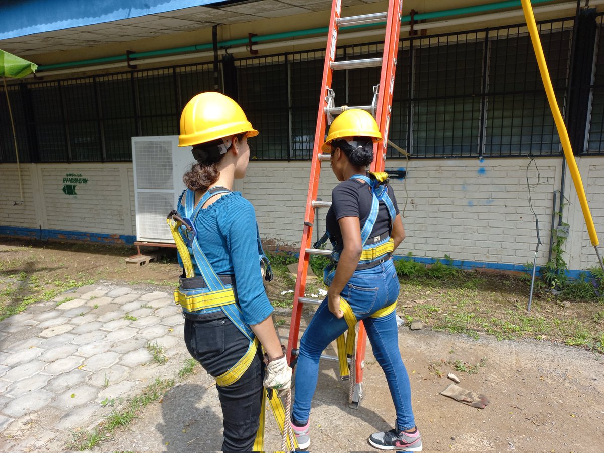 ¡Acumulador Térmico!👷‍♂️☀️⚡️

😎Desde los talleres didácticos los estudiantes del Técnico General en Energías Renovables, en el Centro Tecnológico Simón Bolívar realizan clase práctica sobre la limpieza de acumulador térmico e instalación de paneles solares.

#SoyTecNicaragua🇳🇮