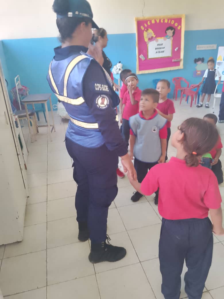 Funcionarios (as) adscritos al servicio de Vigilancia y Patrullaje de la <a href="/PNBVzla/">Cuerpo de Policía Nacional Bolivariana.</a> del Municipio Bermúdez #Sucre cumpliendo con el Plan El Policía Va a la Escuela, realizan orientaciones a estudiantes sobre diversos temas de prevención.

#ElEsequiboEsVenezolano