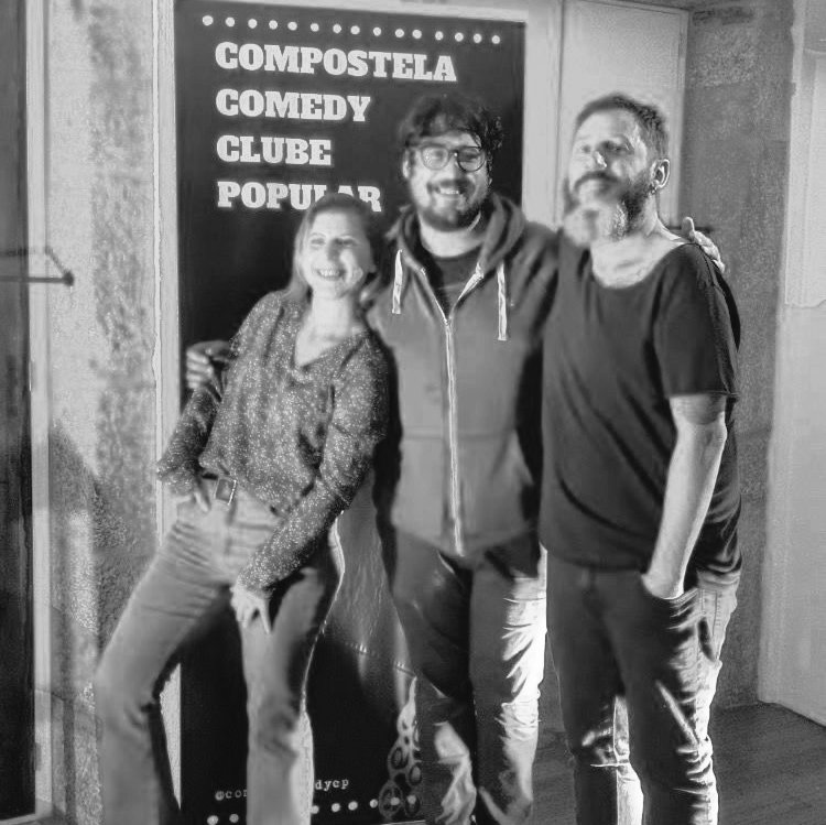 ComposComedyCP's tweet photo. COMEDY MASTERS II : TOMÁS FUENTES (22/10/23)
Masterclass de stand-up do Mestre @cap0 con @labicimami e @denny_horror .
A equipa @dotaberneiro aos mandos,  @veramontessori nos cartaces e un público brutal  que encheu a sala . VIVA O STAND-UP  ❤️ https://t.co/UAZHmmIhTS