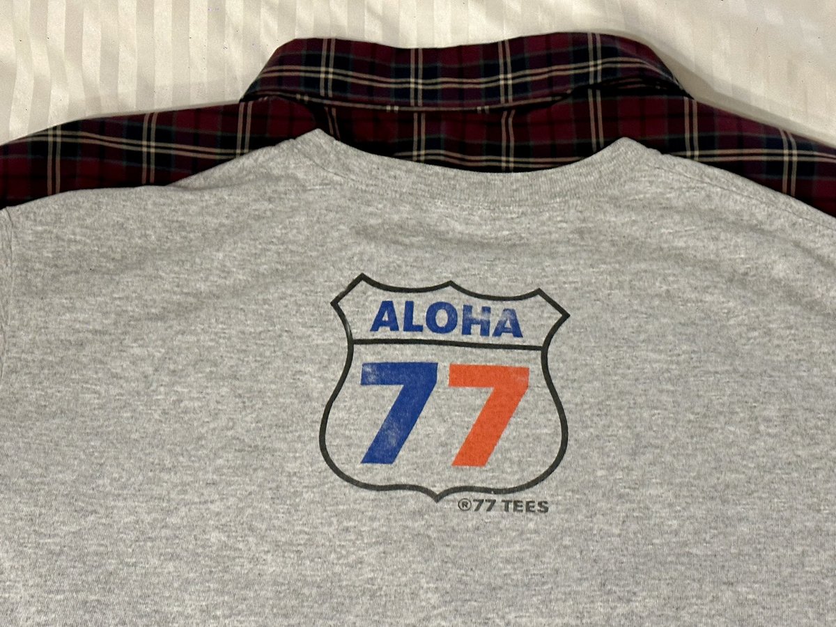 ハワイの88teesがルート66のオマージュ?でルート77、77TEESのデザインで出したTシャツ。
「Ｓ」のワッペンを買って77SEES（ナナセーズ）にしたかったんだけど、100均・手芸店・文具店・ドンキ計8店探すも適当なの無く断念😢
ルート66行ったなりちゃんようちゃんにも見てもらいたかったな