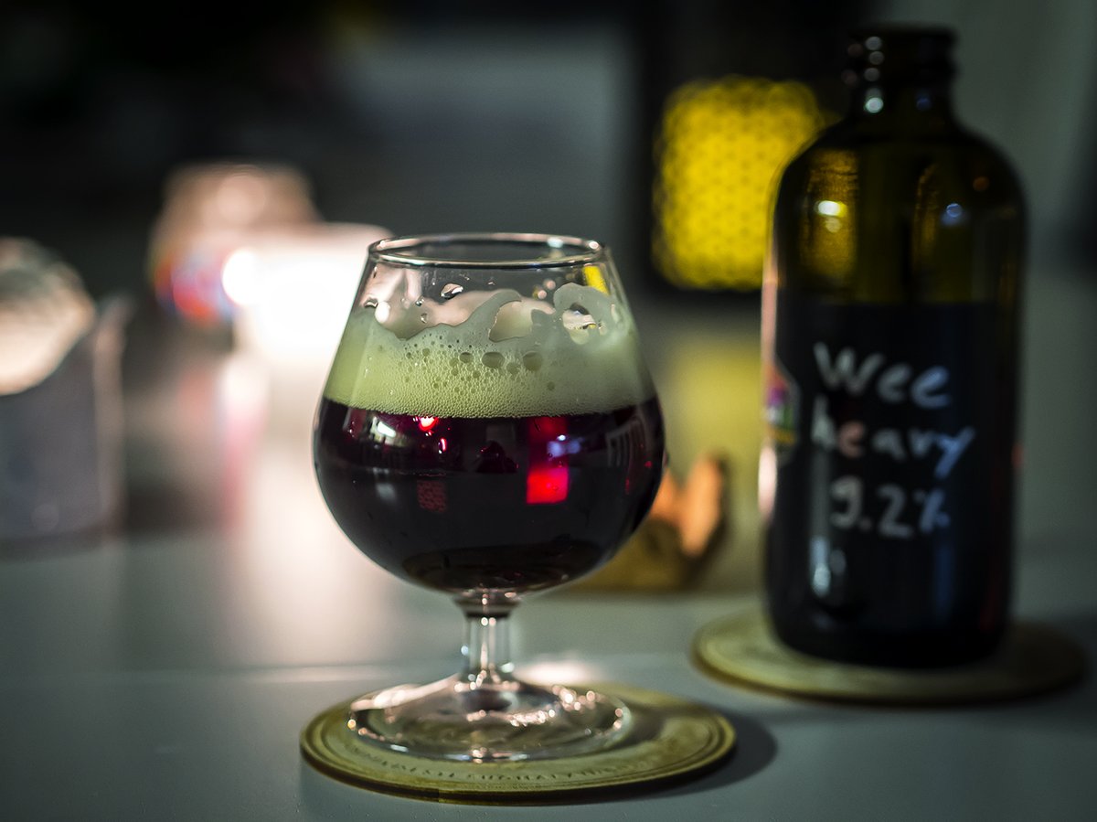 Kisoissakin  menestynyt kotipanija Lemisen Make (aka Wanderer Brewing), yksi Suomen  epävirallisen kotiolutmaajoukkueen Panomajun jäsenistä, lähetti  maistoon neljä oluttaan. Aloitan arvioinnit setin kevyimmästä päästä - Wee  Heavyssä "vain" 9,2%. 

➡️reittausblogi.info/2023/10/kotiol…