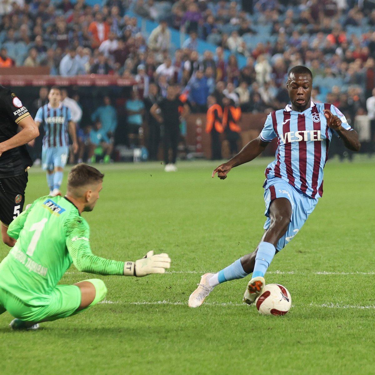 Nicolas Pepe: Uzun bir dönem oynamadıktan sonra geri dönmek çok güzel. Trabzonspor taraftarlarının önünde bunu yapmak çok büyük mutluluk.