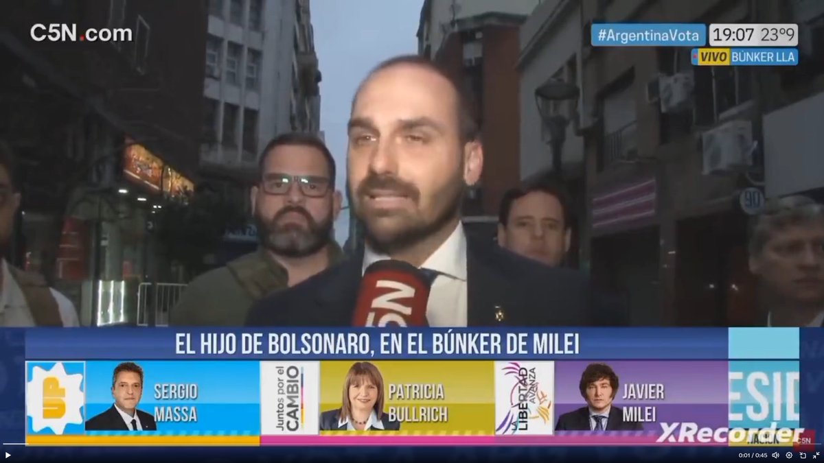 A brincadeira de hoje é ligar os pontinhos, né <a href="/BolsonaroSP/">Eduardo Bolsonaro🇧🇷</a> ? Quem tá pagando esse merchand?