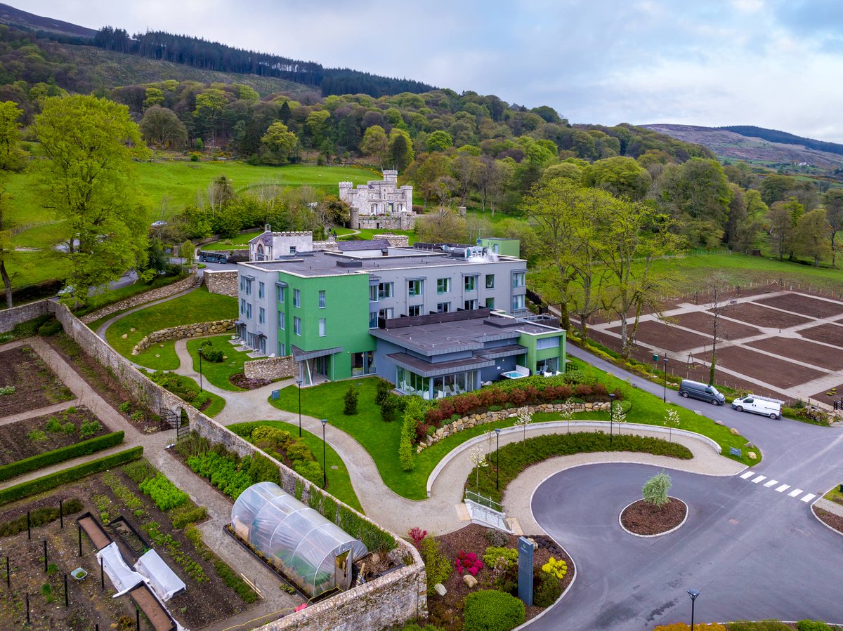 Big congrats to luxurious @KilleavyCastle, winner of the 2023 @AARatedTrips #Hoteloftheyear in #NorthernIreland, a splendid property in beautiful #CountyArmagh.  💚 #LoveIreland #FillYourHeartWithIreland @GoToIrelandUS @DiscoverNI @VisitArmagh  
irishmassachusetts.blogspot.com/2023/10/killea…