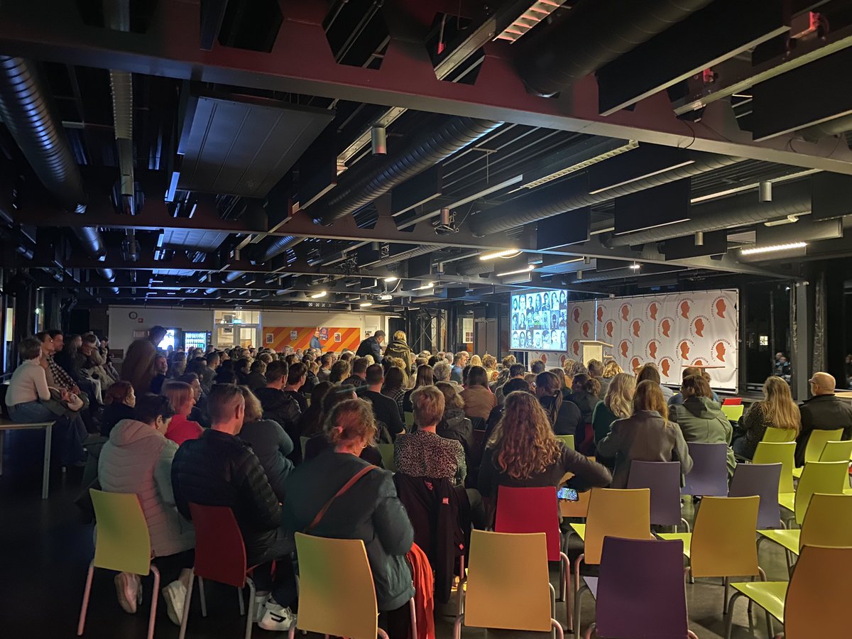 Een overvolle Binnenhof met een inspirerend lezing over het Puberbrein; georganiseerd door onze oudervereniging 👍🏻<a href="/OV_TBL/">OVTBL</a> <a href="/tbl_oss/">TBL</a>