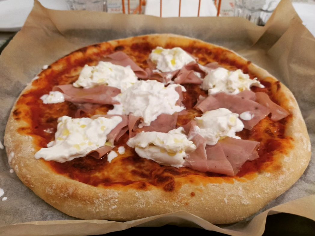 Y a golpe de lunes con el sobrante de la masa de este finde...
🍕 Pizza de Mortadela Siciliana y Burrata con Aceite de Trufa 🍕
Inspirada en <a href="/Molapizza1/">Molapizza</a> 💜💜💜
#pizza #pizzalover #pizzatime #pizzagourmet #pizzaporn #food #foodlover #foodie #foodporn #pistasGastrobloGGicas