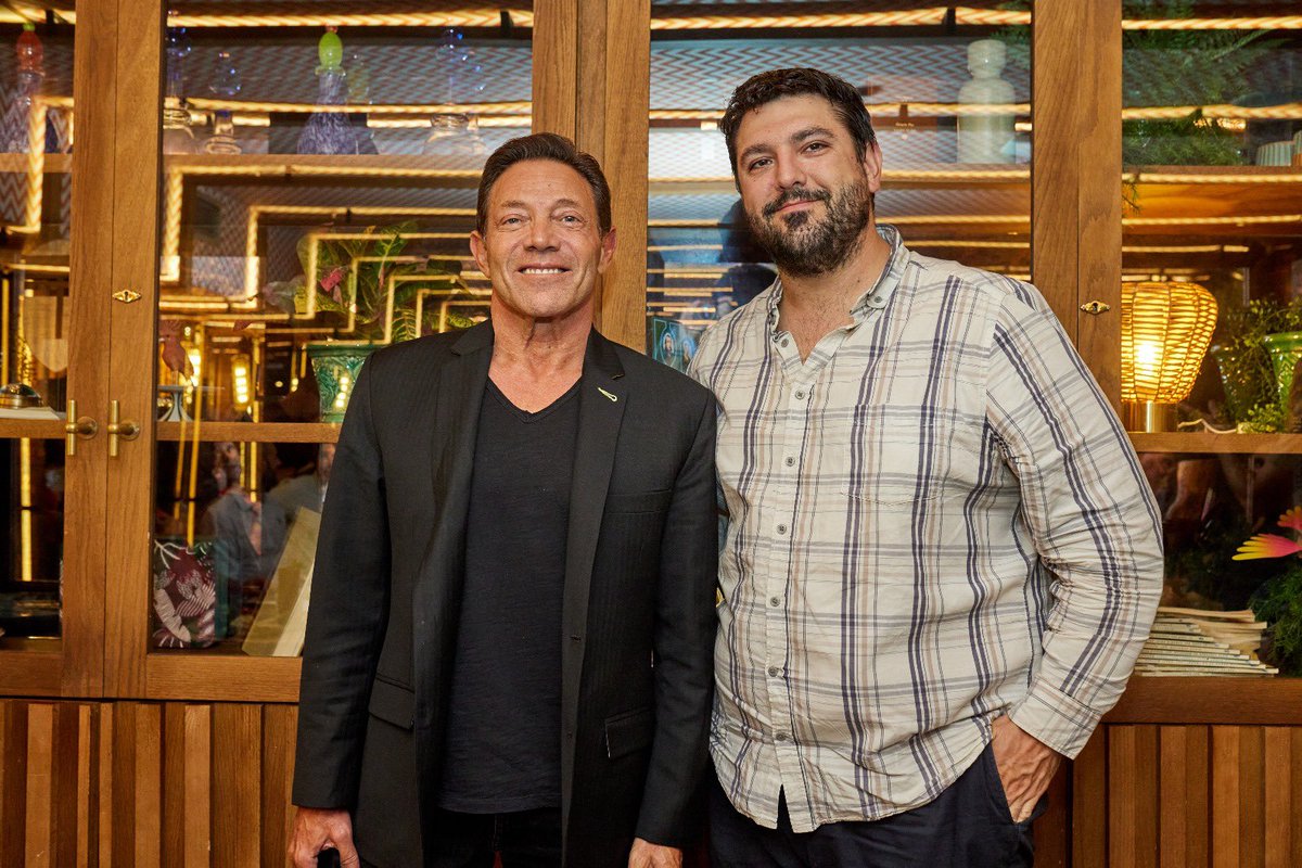 VictorMarRu's tweet photo. No siempre tenemos la oportunidad de compartir mesa despues de encima 4 dias intensos de formación con este hombre. Jordan Belfort. https://t.co/zbKW209HF1