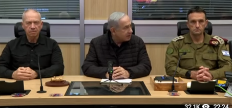 התפלאתי לראות שיש כאלו שלא מאמינים לידיעה הבלעדית שלי על משבר אמון בין נתניהו לצה"ל.
בתמונה כאן אתם יכולים לראות הוכחה: למה נתניהו עם מעיל ביום חם כמו היום? רק בגלל חוסר האמון!