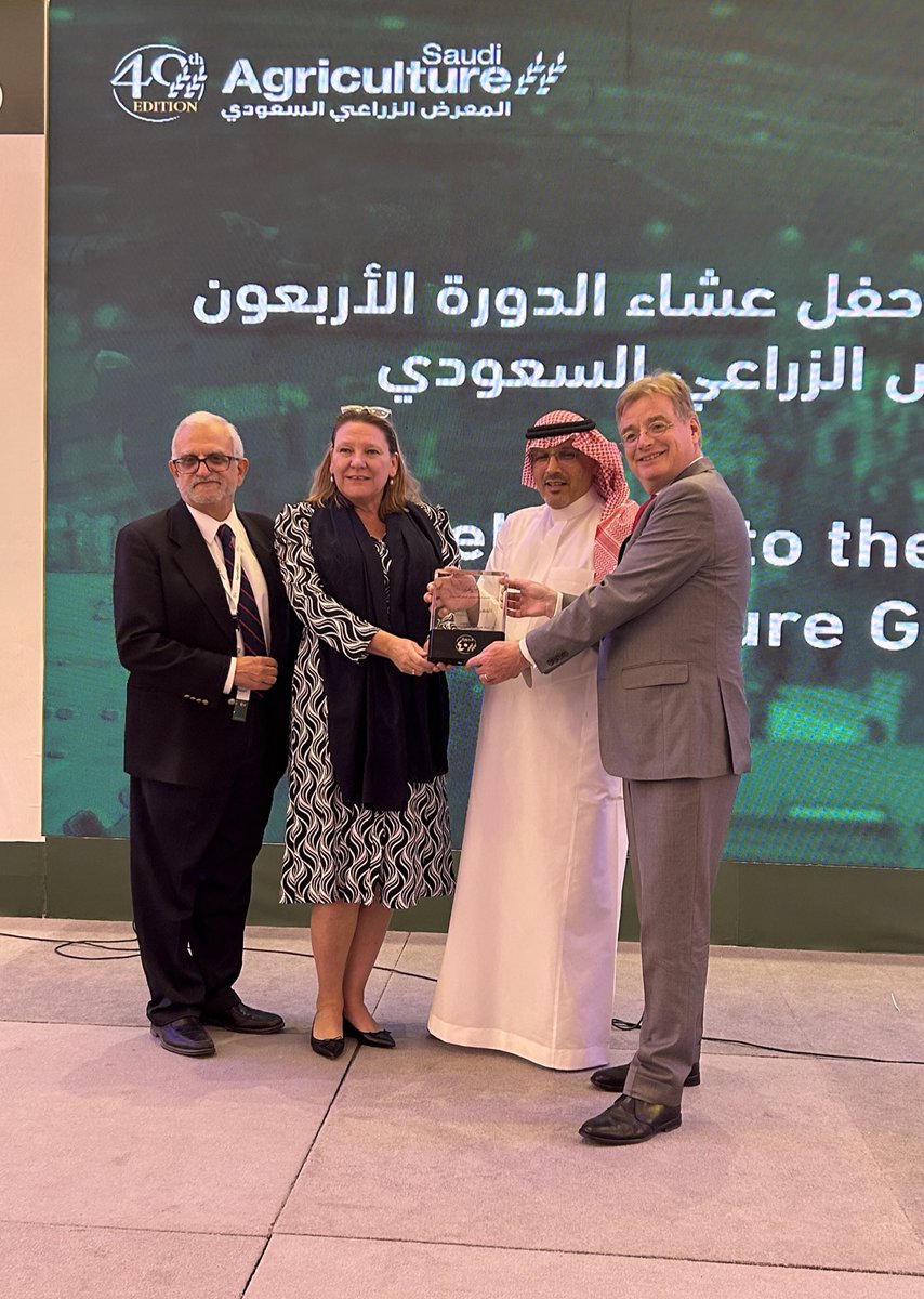 We are grateful for receiving the award for 40 years of Dutch presence at <a href="/SaudiAgri/">Saudi Agriculture Exhibition</a> exhibition in #KSA 🏆 <a href="/NLinKSA/">The Kingdom of the Netherlands in 🇸🇦 هولندا في</a> <a href="/minlnv/">Minlvvn</a>
