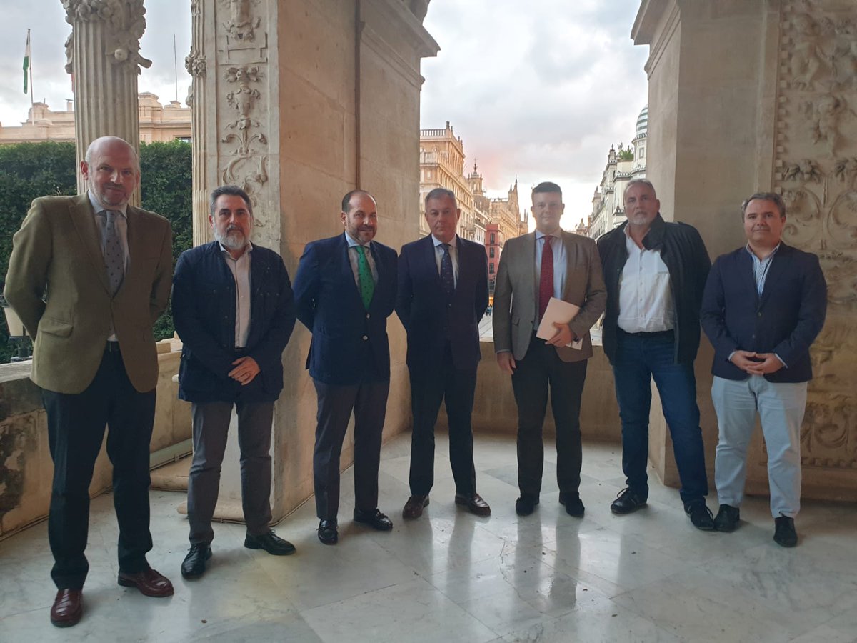 En la tarde de hoy parte de la junta directiva del 𝐂𝐨𝐧𝐬𝐞𝐣𝐨 𝐝𝐞 𝐁𝐚𝐧𝐝𝐚𝐬 ha mantenido una primera reunión con <a href="/jlsanzalcalde/">José Luis Sanz</a> en el <a href="/Ayto_Sevilla/">Ayuntamiento de Sevilla</a>.

Han estado presentes, además, el delegado de Fiestas Mayores, <a href="/Man_ales/">Manuel Alés del Pueyo</a>, y el director del área, Javier Hernández.