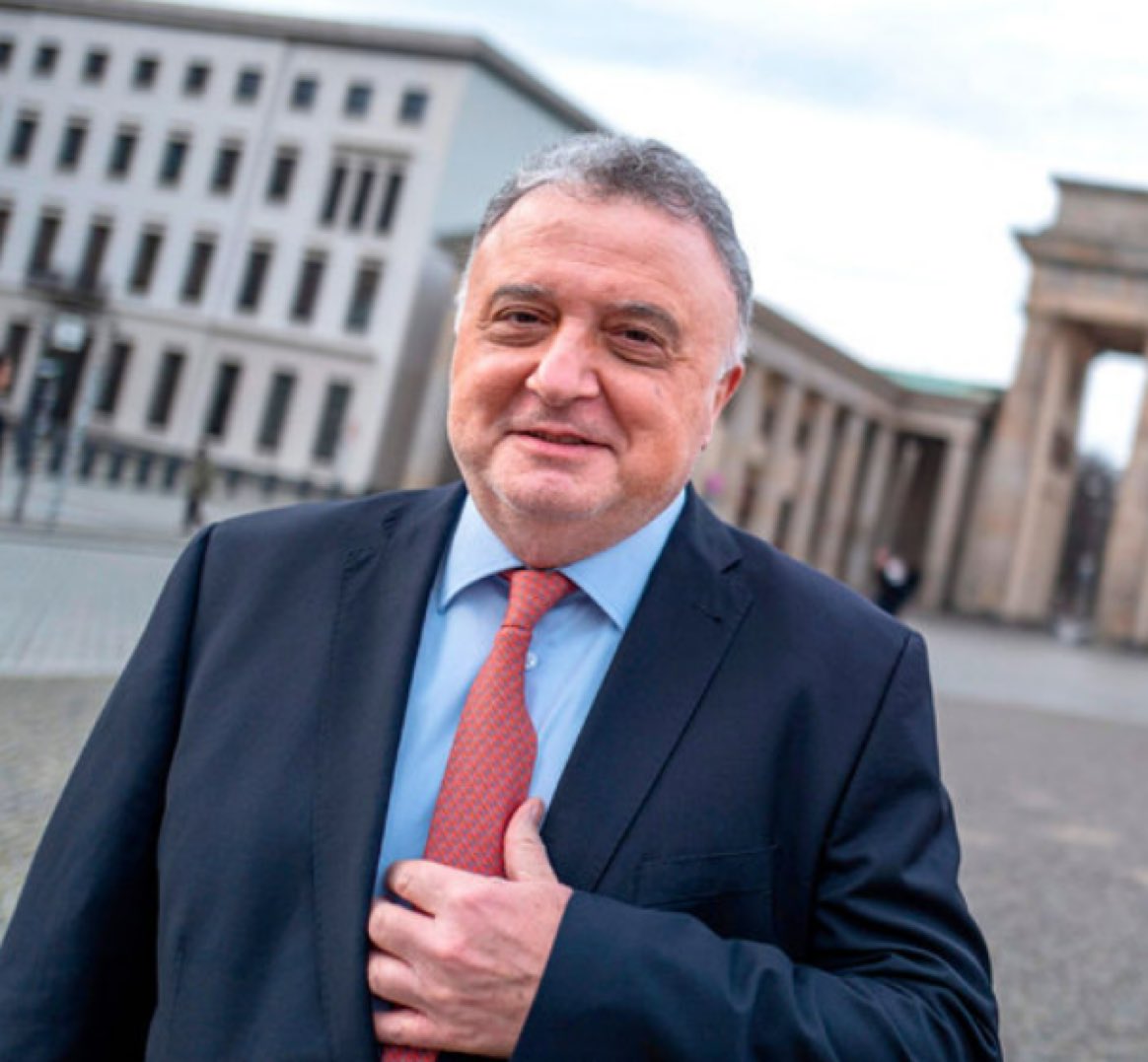 آفي يسخاروف في يديعوت أحرنوت: بعد 17 يومًا من الهجوم على غلاف غزة، يجب قول الحقيقة، والتي سيكون سماعها صعب على الأذن الإسرائيلية، حـ.ـمـ.ـاس في الطريق لتحقيق انتصار، والمقصود ليس فقط أحداث السابع من أكتوبر، (1400) قتيل إسرائيلي، وأكثر من (220) أسير، لا بل النقطة التي وصلت إسرائيل