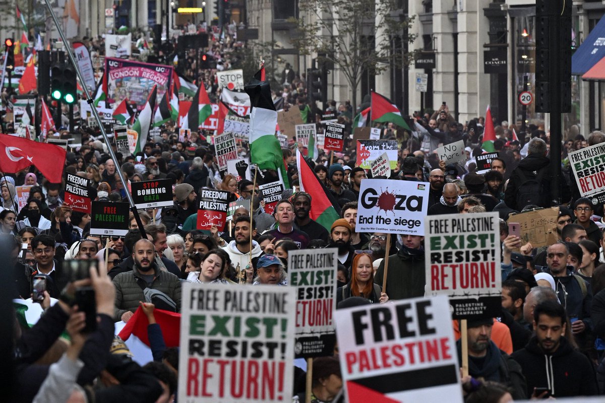 Indtil jeg ser den første demonstration fra palæstinensere mod Hamas, køber jeg ikke fortællingen om, at den palæstinensiske civilbefolkning er uden skyld. Det er virkelig svært at se andet end opbakning til Hamas og dets terror, og et folk har et ansvar. 

Det betyder