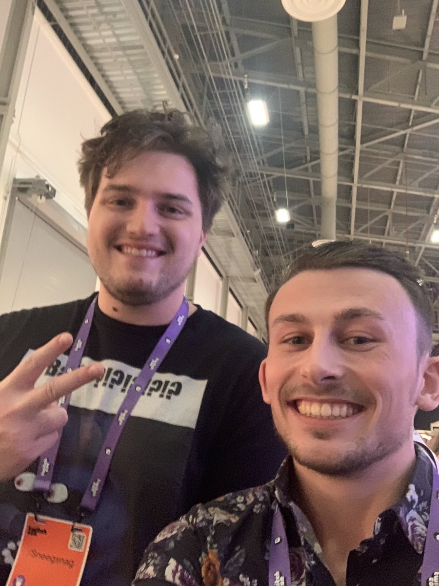 loopylucid's tweet image. Met so many amazing people this weekend it was amazing❤️ @ZeRoyalViking @Sneegsnag @Henwy /@Mitzefy 😂