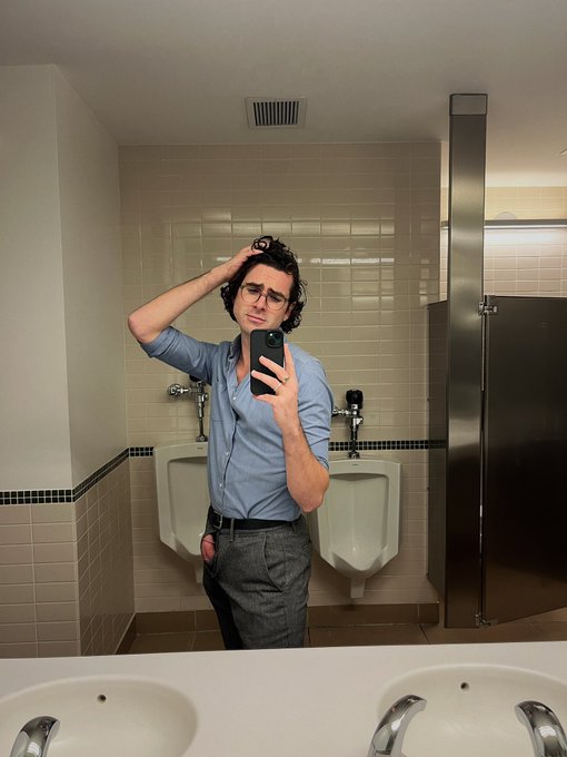 When you have to go back to work but your zipper won&rsquo;t stay up https://t.co/tsGDhBckim