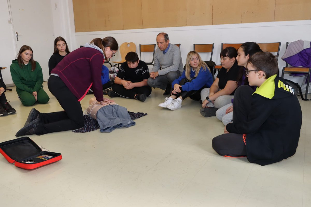 BenmiloudKarim's tweet photo. ⛑️ #PremiersSecours
#VacancesApprenantes
Aujourd'hui, pour les 3e du collège Alexandre Varenne, à Saint-Eloy-les-Mines (63), formation "Prévention &amp; Secours Civiques (niv. 1)" par Mme Gaëlle Lipman, professeure: 🚨 comment réagir à une perte de connaissance ou un arrêt cardiaque? https://t.co/QK6gn92I88
