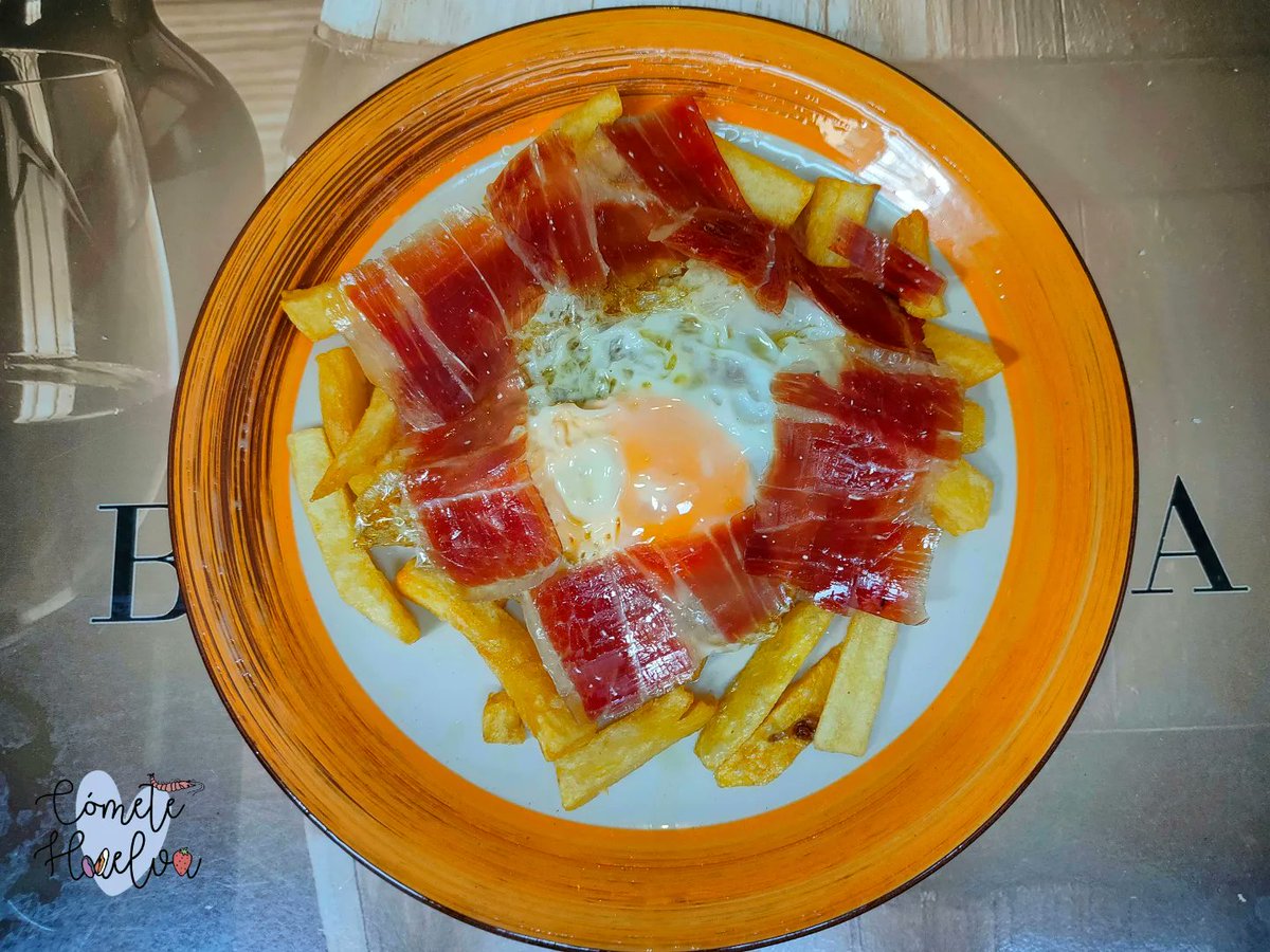 Visitamos 1 de los bares con + solera de Huelva y no pudimos salir más sorprendidos con la calidad y sabor de su propuesta 🤤 Situado en la confluencia de la C/Palos y 3 de agosto, puedes disfrutar de una excelsa carta a un precio asequible 🤤 ¡No os vayáis sin probar sus bravas!