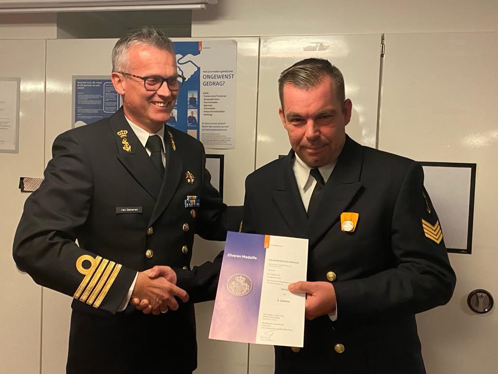 Gisteren met trots en kort ceremonieel mogen uitreiken aan de sergeant-majoor van de nautische dienst (de Schipper) voor 24 jaar langdurige, eerlijke en trouwe dienst Koninklijke Marine.

De Zilveren medaille!