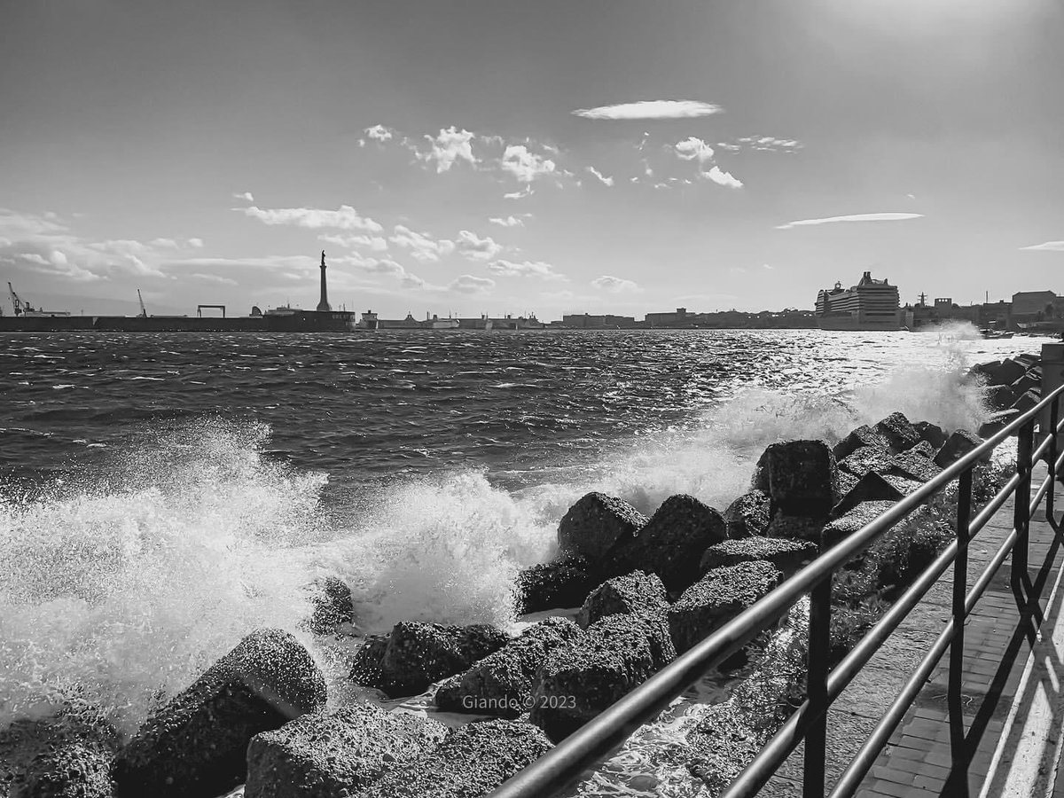 giandolf's tweet photo. Per quanto la goccia possa sperare di scavare la pietra, la pietra rimane pietra e la goccia è solo acqua 💦 🪨
#goccia #pietra #scavare #giorgia #acqua #fotografeggiando #strettodimessina #cruiseship #blackandwhite #bnwphotography #streetphotography #shotoniphone #messina https://t.co/eZ5KLWs8kI