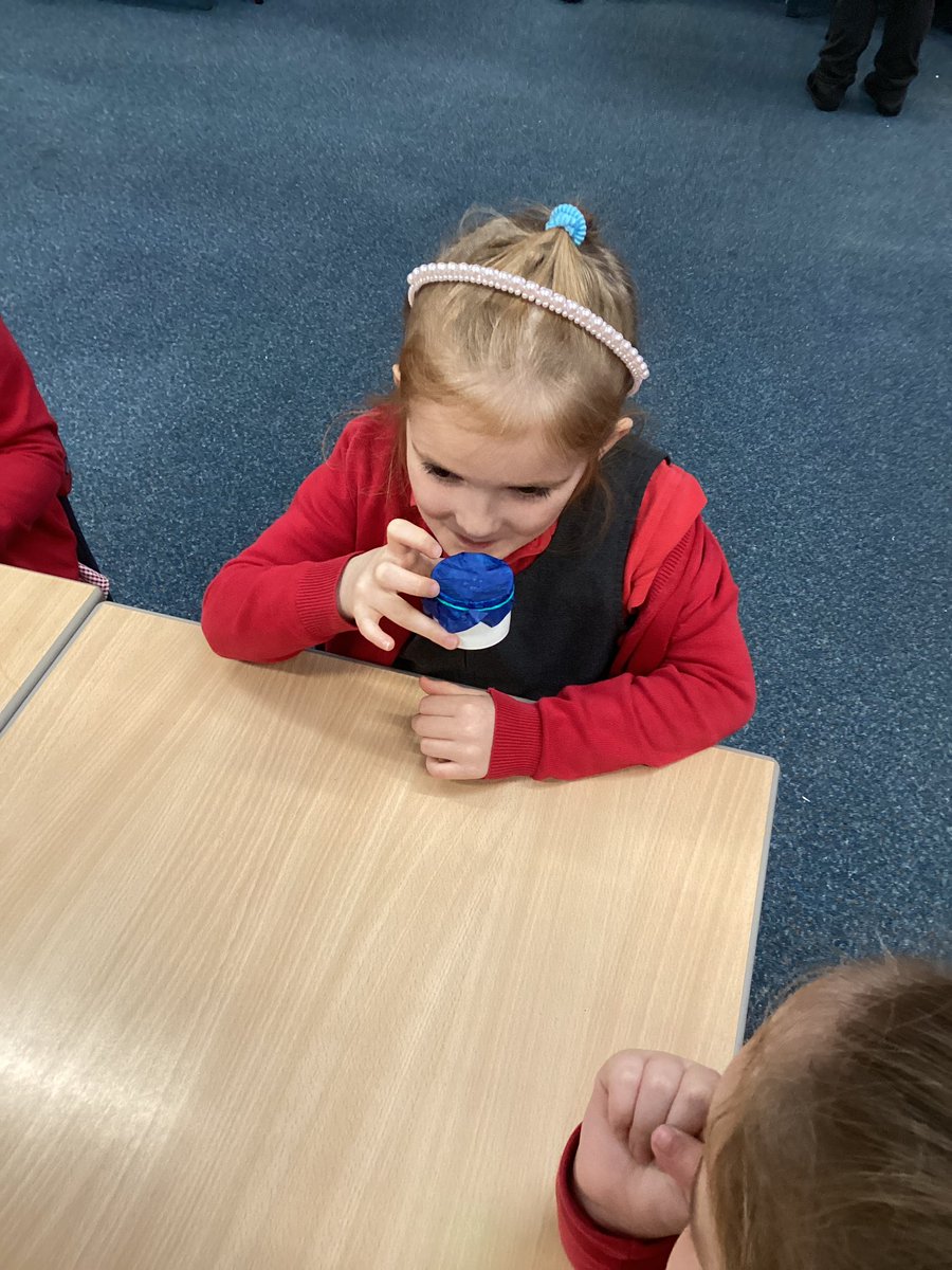 TheEllisY1's tweet photo. We used our sense of smell to try and identify different things. #TheEllisScience https://t.co/bzGNm0SylX