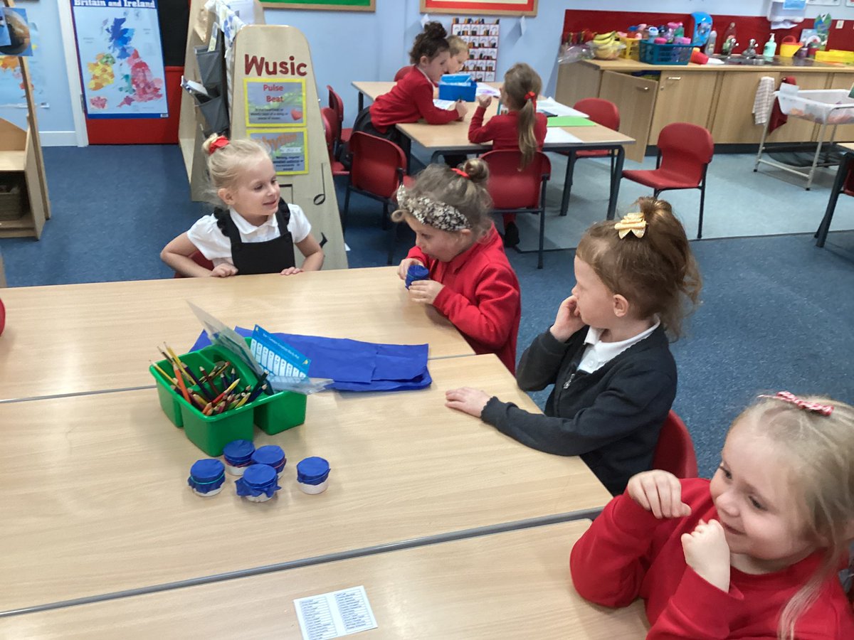 TheEllisY1's tweet photo. We used our sense of smell to try and identify different things. #TheEllisScience https://t.co/bzGNm0SylX