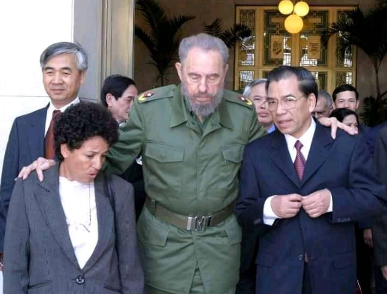 EmbaCubaFrancia's tweet image. Aujourd'hui nous célébrons avec joie le 50e anniv de l'Équipe de services de #Traduction et d'#interprétation @CubaEsti créée par #Fidel

👥Nous félicitons et reconnaissons le collectif consacré pour son professionnalisme et sa précieuse contribution à la politique étrangère🇨🇺