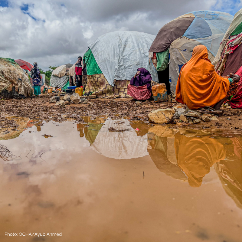 UNOCHA's tweet photo. In #Somalia, seasonal rains are causing significant flash floods.

In Baidoa, at least 122k people - most of whom are already internally displaced - have been affected.

Humanitarians are working with the Government on emergency response, preparedness &amp; anticipatory action.