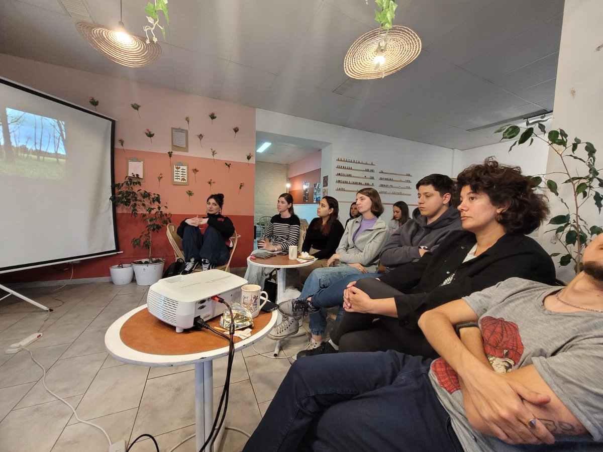 <a href="/IgnacioAyerza/">e_l_d_o_r_a_d_o</a>, artista visual y director creativo de #Trueno, brindó una charla sobre los procesos de creación con este artista en el marco de la materia "Análisis del discurso" de la carrera de #ComunicaciónSocial en <a href="/USanIsidro/">USI</a>  ¡Gracias por tu generosidad, Nacho!