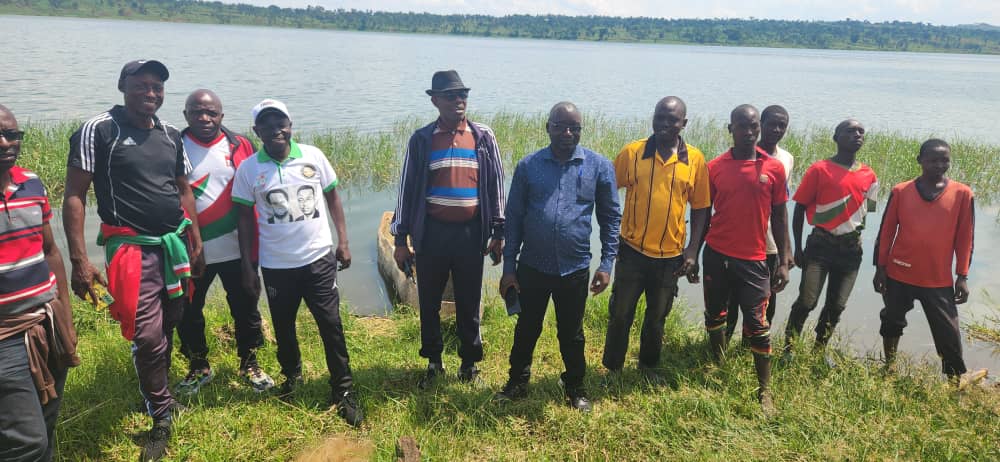 #Burundi 23/10/2023
Umunyamabanga wa <a href="/CnddFdd/">CNDD-FDD</a> muntara ya #Butanyerera yagendeye imitumba ya #Kibondo,#Murambi,#Marembo na #Rwibikara yo muri komine #Busoni intara ya kera ya #Kirundo.Akaba ahanini yariko atanga impanuro zo kuzamura igihugu n'imiryango mu vy'ubutunzi
<a href="/R_Ndikuriyo/">Ndikuriyo Révérien</a>