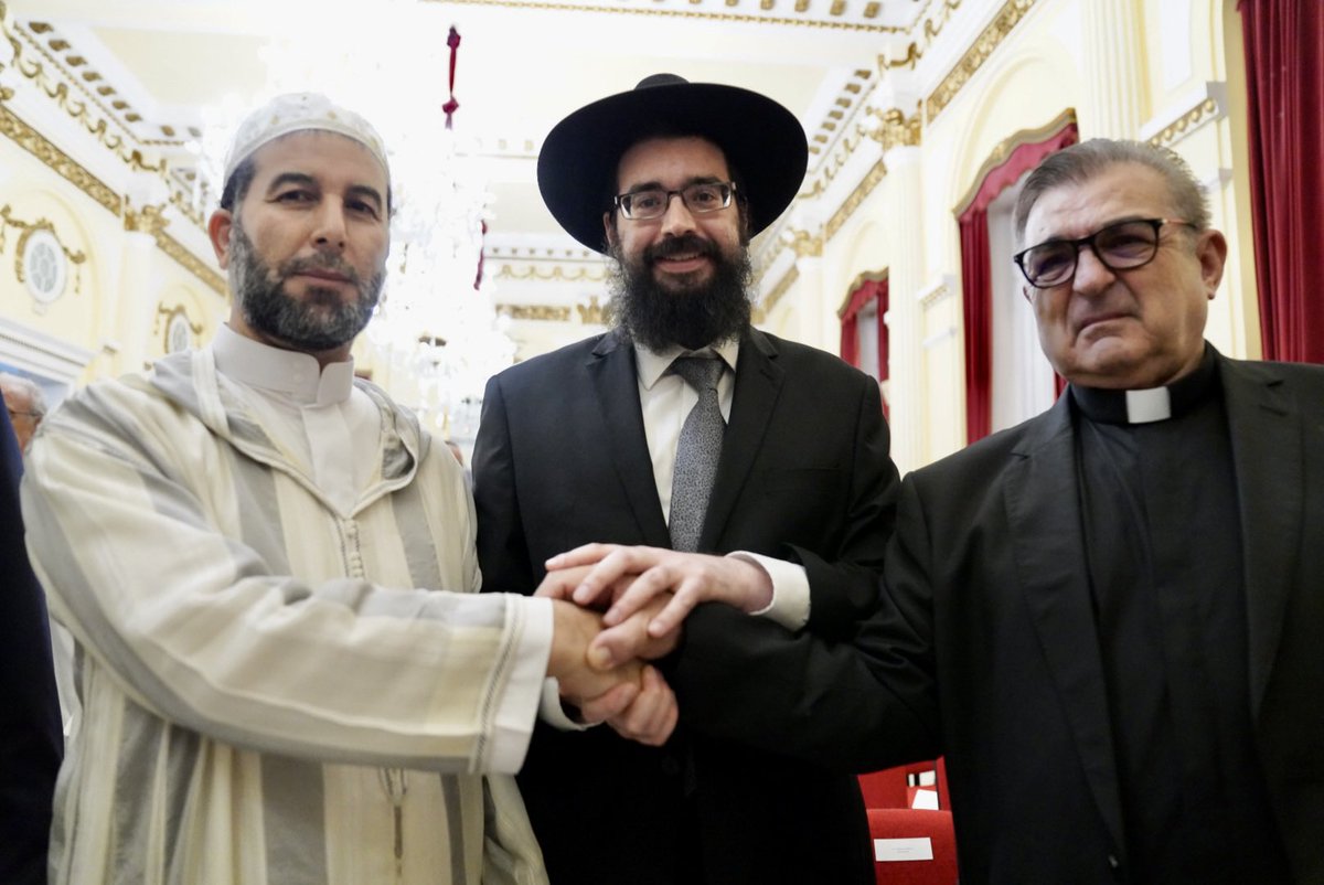 Judíos, árabes y cristianos rezando hoy por la paz en Melilla.

Vamos a demostrarles que todos queremos lo mismo que ellos llenando este tuit de likes.