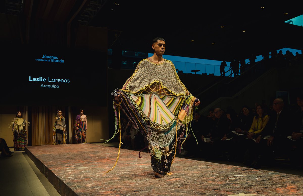 Promperu's tweet image. Su propuesta estuvo elaborada con fibra de alpaca y algodón 🦙. ¡Te mostramos los diseños que presentó! 📌 ¿Y en quiénes se inspiró? La respuesta aquí 👉 gob.pe/es/n/854688 #perumoda #modaperuana #diseñoperuano